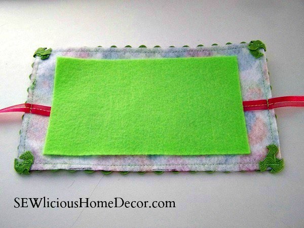 needle-holder-tutorial-inside-of-pouch-sewlicioushomedecor